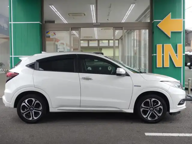 ホンダ ヴェゼル ハイブリッド Z ホンダセンシング 静岡県 2020(令2)年 7.1万km プラチナホワイトパール ワンオーナー/衝突軽減ブレーキ/車線逸脱警報/ルーフレール/純正メモリナビ/・VXM-205VFEi/・フルセグ/・DVD再生/・CD再生/・Bluetooth接続/バックカメラ/LEAFTEC製ドライブレコーダー/・KDR-L30/・車内録画機能付き/アダプティブクルーズコントロール/・車線維持システム付き/ETC/ハーフレザーシート/前席シートヒーター/本革巻きステアリング/パドルシフト/ISOFIX/オートワイパー/オートライト/フォグライト/オールオートウィンドウ/ウインカーミラー/電動格納ミラー/純正フロアマット/純正フットライト/ドアバイザー/プッシュスタート/スマートキー×2/取扱説明書/新車保証書