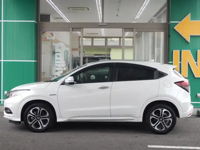 ホンダ ヴェゼル ハイブリッド Z ホンダセンシング 静岡県 2020(令2)年 7.1万km プラチナホワイトパール ワンオーナー/衝突軽減ブレーキ/車線逸脱警報/ルーフレール/純正メモリナビ/・VXM-205VFEi/・フルセグ/・DVD再生/・CD再生/・Bluetooth接続/バックカメラ/LEAFTEC製ドライブレコーダー/・KDR-L30/・車内録画機能付き/アダプティブクルーズコントロール/・車線維持システム付き/ETC/ハーフレザーシート/前席シートヒーター/本革巻きステアリング/パドルシフト/ISOFIX/オートワイパー/オートライト/フォグライト/オールオートウィンドウ/ウインカーミラー/電動格納ミラー/純正フロアマット/純正フットライト/ドアバイザー/プッシュスタート/スマートキー×2/取扱説明書/新車保証書
