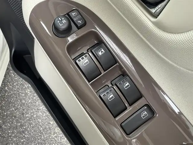 ダイハツ ムーヴ キャンバス X メイクアップ リミテッド SAⅢ 愛知県 2019(平31)年 2.8万km パールホワイトⅢ/ナチュラルベージュマイカメタリック 2トーン /禁煙車//Relax　style//ウッド調デカールパック//ピンストライプ/サイドストライプ/リアバンパーストライプ//フューエルリッドガーニッシュ//社外ナビ//フルセグ/Bluetooth/CD/DVD/SD/MSV/ラジオ//パノラマモニター//両側パワースライドドア//スマートアシストIII//衝突回避支援ブレーキ機能//衝突警報機能//前方後方誤発進抑制制御機能//車線逸脱警報機能//先行車発進お知らせ機能//オートハイビーム//オートヘッドライト//ヘッドライトレベライザー//フォグランプ//プッシュスタート//スペアスマートキー//オートリトラクタブルミラー//VSC＆TRC//ヒルホールドシステム//アイドリングストップ//革巻きステアリング//ステアリモコン//チルトハンドル//フロアマット//後席置きラクボックス//スーパーUV＆IRカットガラス//保証書//取扱説明書//ナビ取扱説明書//点検整備記録簿R2.3.4