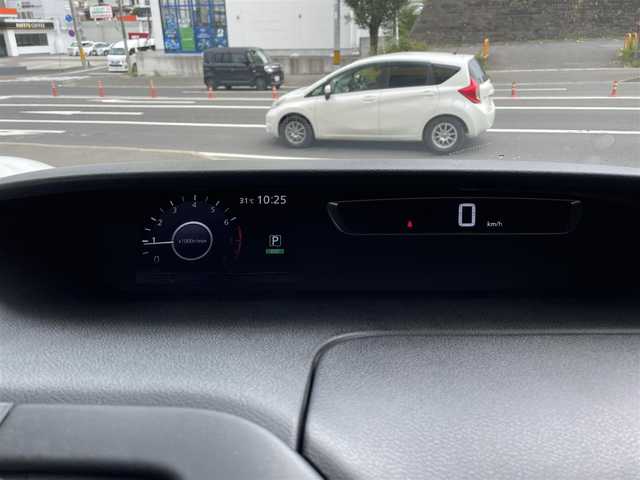 日産 セレナ ハイウェイスター 宮城県 2016(平28)年 9.2万km ブリリアントホワイトパール 純正ナビゲーション/　（フルセグテレビ/CD/DVD/FM/AM/SD）/片側パワースライドドア/クルーズコントロール/ウォークスルー/8人乗り/バックカメラ/アイドリングストップ/横滑り防止/純正フロアマット/プッシュスタート/ワンオーナー/　（保証書・取扱説明書）/社外アルミホイール付きスタッドレスタイヤ積載/　（195/60　16インチ　溝５ｍｍ）