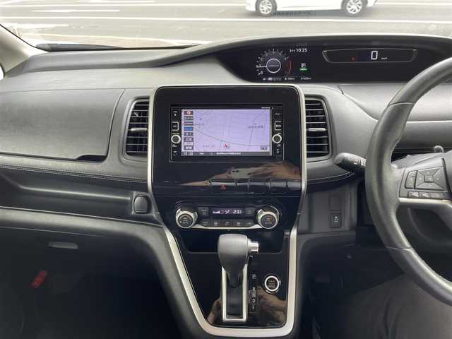 日産 セレナ ハイウェイスター 宮城県 2016(平28)年 9.2万km ブリリアントホワイトパール 純正ナビゲーション/　（フルセグテレビ/CD/DVD/FM/AM/SD）/片側パワースライドドア/クルーズコントロール/ウォークスルー/8人乗り/バックカメラ/アイドリングストップ/横滑り防止/純正フロアマット/プッシュスタート/ワンオーナー/　（保証書・取扱説明書）/社外アルミホイール付きスタッドレスタイヤ積載/　（195/60　16インチ　溝５ｍｍ）
