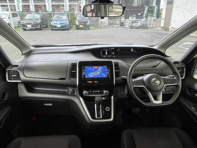 日産 セレナ ハイウェイスター 宮城県 2016(平28)年 9.2万km ブリリアントホワイトパール 純正ナビゲーション/　（フルセグテレビ/CD/DVD/FM/AM/SD）/片側パワースライドドア/クルーズコントロール/ウォークスルー/8人乗り/バックカメラ/アイドリングストップ/横滑り防止/純正フロアマット/プッシュスタート/ワンオーナー/　（保証書・取扱説明書）/社外アルミホイール付きスタッドレスタイヤ積載/　（195/60　16インチ　溝５ｍｍ）