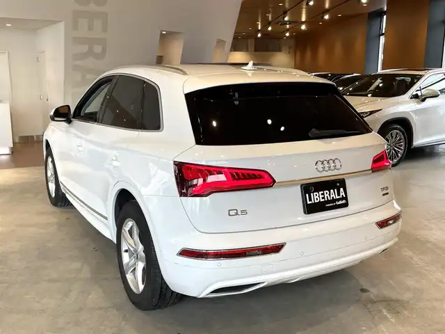 アウディ Ｑ５ 2.0TFSIクワトロ スポーツ エアサス 道央・札幌 2018(平30)年 6.5万km グレイシアホワイトメタリック グレイシアホワイトメタリック/ラグジュアリーパッケージ/　・パーシャルレザー/　・アダプティブエアサスペンション/　・アンビエントライティング/Bang＆Olufsen3Dアドバンストサウンド/マトリクスLEDヘッドライト/アシスタンスパッケージ/　・バーチャルコックピット/　・アウディサイドアシスト/　・アウディプレセンスリヤ/純正メモリナビ/フルセグテレビ/DVD/SD/USB/BT/360°カメラ/シートヒーター/オートマチックテールゲート