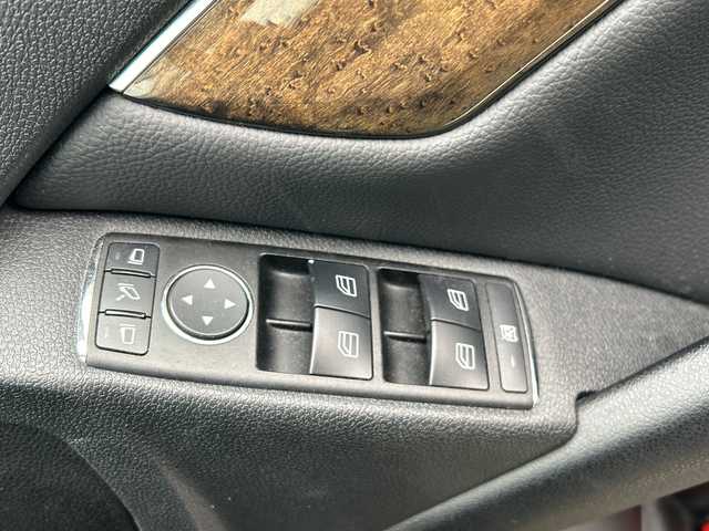 メルセデス・ベンツ Ｃ２００ コンプレッサー SWエレガンス 千葉県 2009(平21)年 7万km オブシディアンブラック 純正ナビ/バックカメラ/クルーズコントロール/ハーフレザー/フルセグＴＶ/スマートキー/カーテンエアバッグ/キセノンライト/オートライト/フォグライト/ルーフレール/１７インチＡＷ/コーナーセンサー