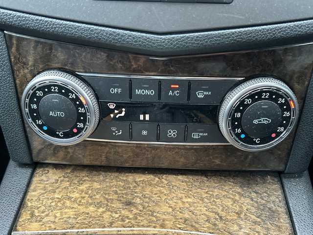 メルセデス・ベンツ Ｃ２００ コンプレッサー SWエレガンス 千葉県 2009(平21)年 7万km オブシディアンブラック 純正ナビ/バックカメラ/クルーズコントロール/ハーフレザー/フルセグＴＶ/スマートキー/カーテンエアバッグ/キセノンライト/オートライト/フォグライト/ルーフレール/１７インチＡＷ/コーナーセンサー