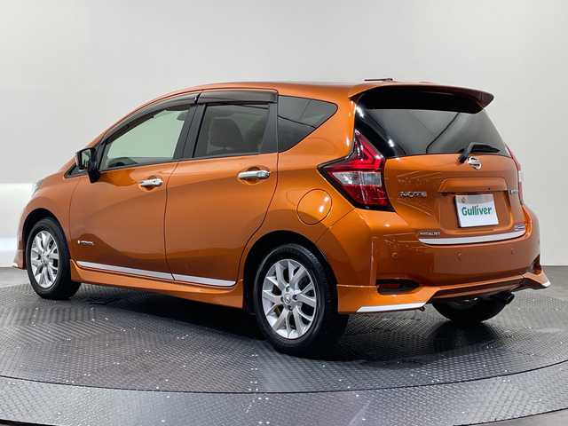 日産 ノート e－パワー メダリスト 愛媛県 2017(平29)年 1.5万km プレミアムコロナオレンジ 純正ナビ/フルセグ／Ｂｌｕｅｔｏｏｔｈ/全方位カメラ/ＥＴＣ/前方ドライブレコーダー/衝突軽減ブレーキ/前後コーナーセンサー/レーンキープアシスト/ＬＥＤヘッドライト/デジタルインナーミラー/合皮シート
