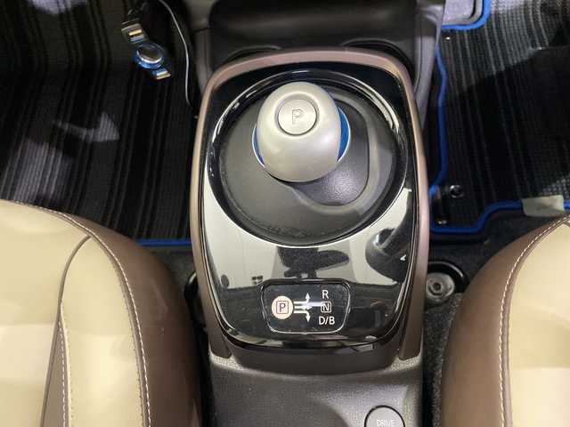 日産 ノート e－パワー メダリスト 愛媛県 2017(平29)年 1.5万km プレミアムコロナオレンジ 純正ナビ/フルセグ／Ｂｌｕｅｔｏｏｔｈ/全方位カメラ/ＥＴＣ/前方ドライブレコーダー/衝突軽減ブレーキ/前後コーナーセンサー/レーンキープアシスト/ＬＥＤヘッドライト/デジタルインナーミラー/合皮シート