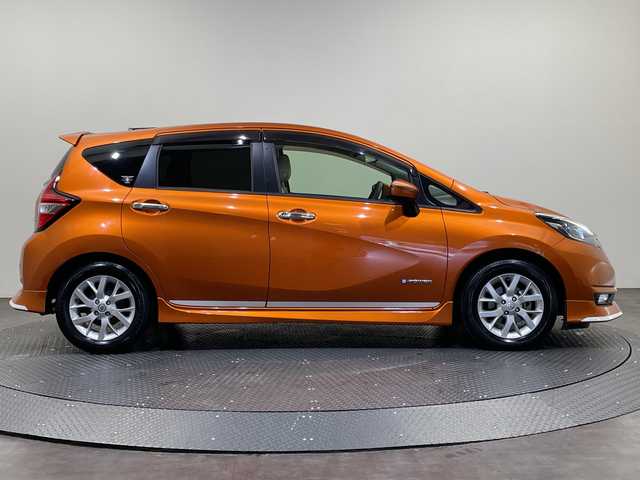 日産 ノート e－パワー メダリスト 愛媛県 2017(平29)年 1.5万km プレミアムコロナオレンジ 純正ナビ/フルセグ／Ｂｌｕｅｔｏｏｔｈ/全方位カメラ/ＥＴＣ/前方ドライブレコーダー/衝突軽減ブレーキ/前後コーナーセンサー/レーンキープアシスト/ＬＥＤヘッドライト/デジタルインナーミラー/合皮シート