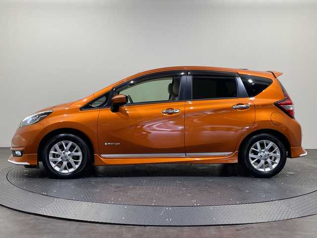 日産 ノート e－パワー メダリスト 愛媛県 2017(平29)年 1.5万km プレミアムコロナオレンジ 純正ナビ/フルセグ／Ｂｌｕｅｔｏｏｔｈ/全方位カメラ/ＥＴＣ/前方ドライブレコーダー/衝突軽減ブレーキ/前後コーナーセンサー/レーンキープアシスト/ＬＥＤヘッドライト/デジタルインナーミラー/合皮シート