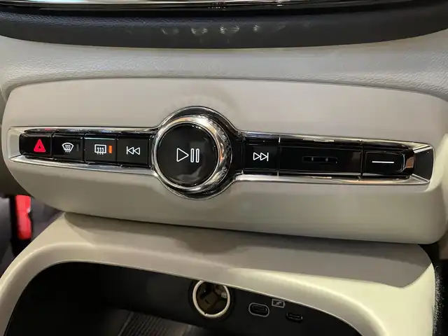 ボルボ ボルボ ＸＣ４０ ウルトラ B4 AWD 道央・札幌 2024(令6)年 0.6万km クリスタルホワイトP Googleナビ/USB/Bluetooth/360°カメラ/ワイヤレスチャージング/アダプティブハイビーム/harman/kardonサラウンド/本革シート/シートヒーター/ステアリングヒーター/パイロットアシスト/ACC/BLIS/LKA/CTA/パワーテールゲート