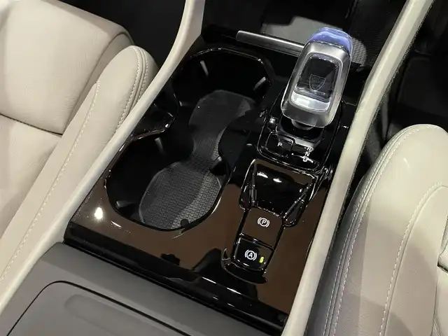 ボルボ ボルボ ＸＣ４０ ウルトラ B4 AWD 道央・札幌 2024(令6)年 0.6万km クリスタルホワイトP Googleナビ/USB/Bluetooth/360°カメラ/ワイヤレスチャージング/アダプティブハイビーム/harman/kardonサラウンド/本革シート/シートヒーター/ステアリングヒーター/パイロットアシスト/ACC/BLIS/LKA/CTA/パワーテールゲート