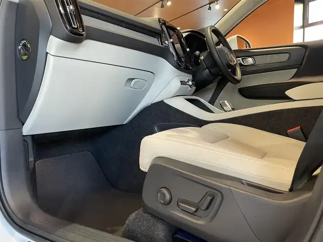 ボルボ ボルボ ＸＣ４０ ウルトラ B4 AWD 道央・札幌 2024(令6)年 0.6万km クリスタルホワイトP Googleナビ/USB/Bluetooth/360°カメラ/ワイヤレスチャージング/アダプティブハイビーム/harman/kardonサラウンド/本革シート/シートヒーター/ステアリングヒーター/パイロットアシスト/ACC/BLIS/LKA/CTA/パワーテールゲート