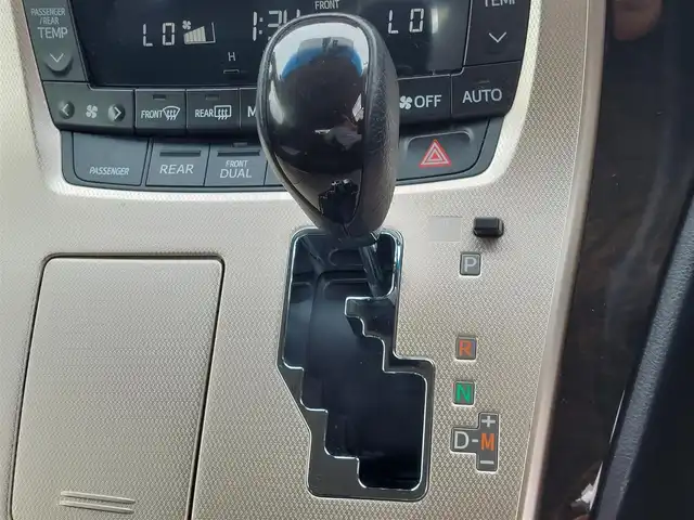 トヨタ ヴェルファイア 2．4Z ゴールデンアイズⅡ 東京都 2014(平26)年 7.6万km ホワイトパールクリスタルシャイン 純正ナビ/フルセグTV/バックカメラ/ETC/100V電源/nanoe/プッシュスタート/MTモード付きAT/クルーズコントロール/コーナーセンサー/両側パワースライドドア/パワーバックドア/ハーフレザーシート/オットマン/HIDヘッドライト/オートライト/ドアバイザー/18インチ純正アルミホイール/スマートキー