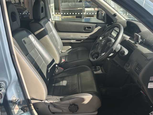 日産 エクストレイル Stt 高知県 2005(平17)年 12万km スレートブルーカーキ ホワイトレタータイヤ/MKWアルミ/SD7型ナビ　MDV-M906HD/（iPod/USB/SD/DISC/BT/ラジオ/フルセグ）/ルーフキャリア/デジタルインナーミラー/ETC/フロアマット/社外ドライブレコーダー/デジタルインナーミラー/ドアバイザー/電動格納ミラー/レザーシート/スマートキー