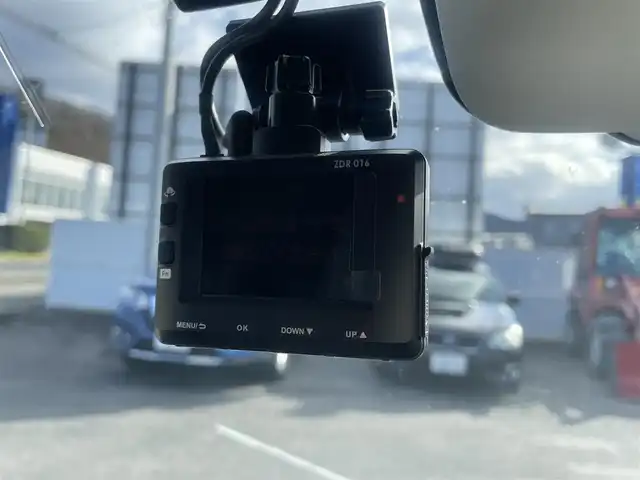 スズキ スペーシア Jスタイル 山形県 2015(平27)年 9.2万km パールホワイト (株)IDOMが運営する【じしゃロン山形店】の自社ローン対象車両になります。こちらは現金ご利用時の価格です。自社ローンご希望の方は別途その旨お申付け下さい。/4WD/両側パワースライドドア/ETC/前後ドライブレコーダー/D席シートヒーター/社外ナビ/（CD/DVD/TV/BT）/アイドリングストップ/電動格納ミラー/スマートキー/プッシュスタート