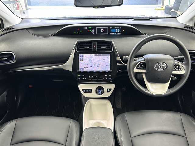 トヨタ プリウス A ツーリングセレクション 岐阜県 2017(平29)年 5.2万km アティチュードブラックマイカ トヨタセーフティセンス/プリクラッシュセーフティ/レーンディパーチャーアラート/オートハイビーム/クリアランスソナー/レーダークルーズコントロール/ヘッドアップディスプレイ/ブラインドスポットモニター/純正9インチナビ/フルセグ/BT/CD/DVD/バックカメラ/レザーシート/シートヒーター/純正フロアマット/プッシュスタート/スマートキー/LEDヘッドライト/フォグランプ