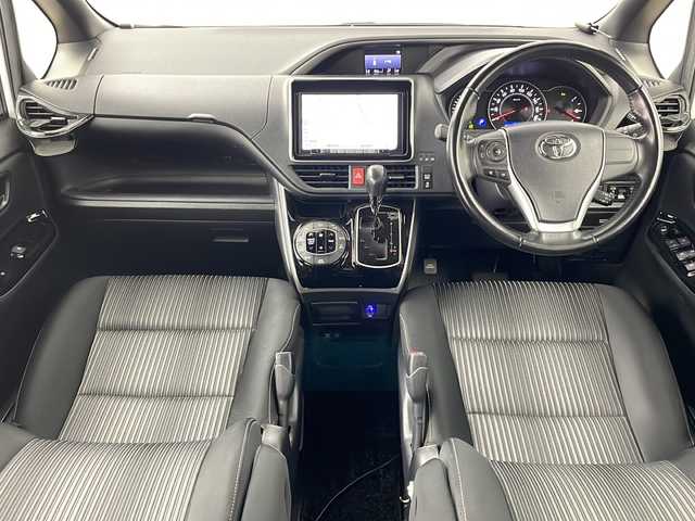 トヨタ ヴォクシー ZS 煌Ⅱ 道央・札幌 2019(令1)年 5.9万km ホワイトパールクリスタルシャイン ・4WD/・ワンオーナー/・寒冷地仕様/・社外SDナビ&フルセグ&CD&DVD&BT&HDMI&ipod&SD/・両側パワースライドドア/・パーキングサポートブレーキ/・先行車発進お知らせ/・クリアランスソナー/・クルーズコントロール/・レーンキープアシスト/・コーナーセンサー/・フロントワイパーデアイサー/・ウィンカーミラー/・リトラミラー/・シートアジャスター/・革見きステアリング/・社外エンジンスターター/・純正フロアマット/・オートマチックハイビーム/・オートライト/・LEDヘッドライト/・フォグランプ/・スマートキー/・プッシュスタート/・横滑り防止