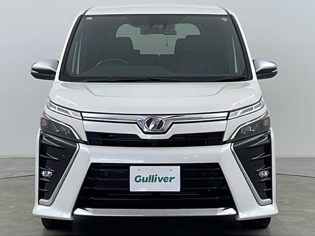 トヨタ ヴォクシー ZS 煌Ⅱ 道央・札幌 2019(令1)年 5.9万km ホワイトパールクリスタルシャイン ・4WD/・ワンオーナー/・寒冷地仕様/・社外SDナビ&フルセグ&CD&DVD&BT&HDMI&ipod&SD/・両側パワースライドドア/・パーキングサポートブレーキ/・先行車発進お知らせ/・クリアランスソナー/・クルーズコントロール/・レーンキープアシスト/・コーナーセンサー/・フロントワイパーデアイサー/・ウィンカーミラー/・リトラミラー/・シートアジャスター/・革見きステアリング/・社外エンジンスターター/・純正フロアマット/・オートマチックハイビーム/・オートライト/・LEDヘッドライト/・フォグランプ/・スマートキー/・プッシュスタート/・横滑り防止