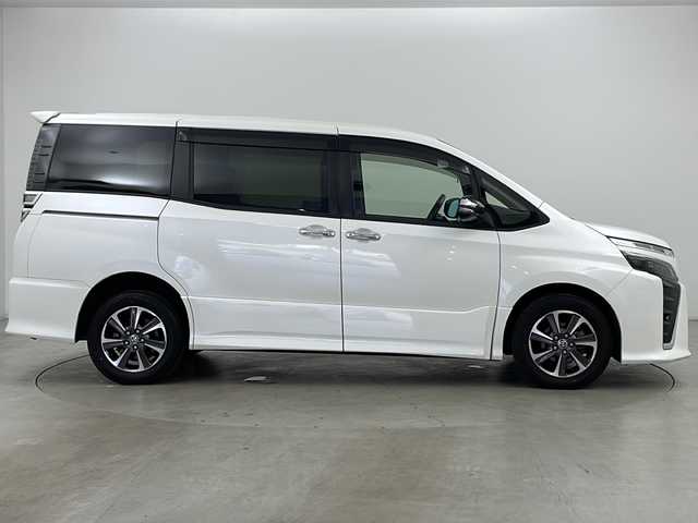 トヨタ ヴォクシー ZS 煌Ⅱ 道央・札幌 2019(令1)年 5.9万km ホワイトパールクリスタルシャイン ・4WD/・ワンオーナー/・寒冷地仕様/・社外SDナビ&フルセグ&CD&DVD&BT&HDMI&ipod&SD/・両側パワースライドドア/・パーキングサポートブレーキ/・先行車発進お知らせ/・クリアランスソナー/・クルーズコントロール/・レーンキープアシスト/・コーナーセンサー/・フロントワイパーデアイサー/・ウィンカーミラー/・リトラミラー/・シートアジャスター/・革見きステアリング/・社外エンジンスターター/・純正フロアマット/・オートマチックハイビーム/・オートライト/・LEDヘッドライト/・フォグランプ/・スマートキー/・プッシュスタート/・横滑り防止
