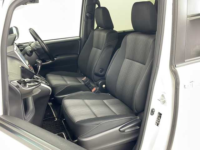 トヨタ ヴォクシー ZS 煌Ⅱ 道央・札幌 2019(令1)年 5.9万km ホワイトパールクリスタルシャイン ・4WD/・ワンオーナー/・寒冷地仕様/・社外SDナビ&フルセグ&CD&DVD&BT&HDMI&ipod&SD/・両側パワースライドドア/・パーキングサポートブレーキ/・先行車発進お知らせ/・クリアランスソナー/・クルーズコントロール/・レーンキープアシスト/・コーナーセンサー/・フロントワイパーデアイサー/・ウィンカーミラー/・リトラミラー/・シートアジャスター/・革見きステアリング/・社外エンジンスターター/・純正フロアマット/・オートマチックハイビーム/・オートライト/・LEDヘッドライト/・フォグランプ/・スマートキー/・プッシュスタート/・横滑り防止