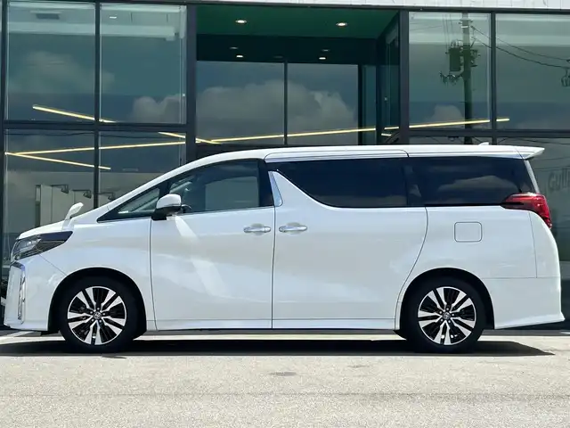 トヨタ アルファード S Cパッケージ 愛媛県 2022(令4)年 3.5万km ホワイトパールクリスタルシャイン 純正ディスプレイオーディオ（Bluetooth/SD/フルセグテレビ）/DVDデッキ/純正フリップダウンモニター/ETC/サンルーフ/バックカメラ/前後ドライブレコーダー/両側電動スライドドア/シートヒーター/エアシート/ステアリングヒーター/オットマン/電動リアゲート/パワーシート/シートメモリー/純正フロアマット/純正18インチアルミホイール/追従型クルーズコントロール/ABS/横滑り防止装置/前後コーナーセンサー/レーンキープアシスト/盗難防止装置/衝突被害軽減システム/オートライト/オートマチックハイビーム/LEDヘッドライト