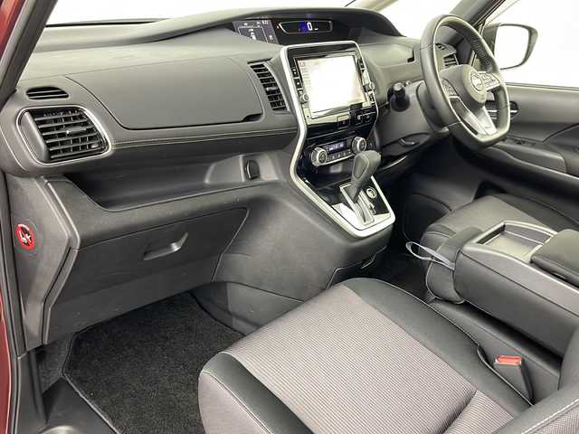 日産 セレナ ハイウェイスター 道央・札幌 2016(平28)年 4万km マルーンレッド 2トーン ・4WD/・寒冷地仕様/・純正ナビ&CD&DVD&SD&BT&USB&フルセグTV/・両側パワースライドドア/・両側ハンズフリーオートスライドドア/・純正11インチフリップダウンモニター/・アラウンドビューモニター/・クルーズコントロール/・インテリジェントエマージェンシーブレーキ/・コーナーセンサー/・社外前方ドライブレコーダー/・ビルトインETC/・ドアミラーヒーター/・ステアリングスイッチ/・純正フロアマット/・LEDヘッドライト/・LEDフォグランプ/・オートライト/・スマートキー