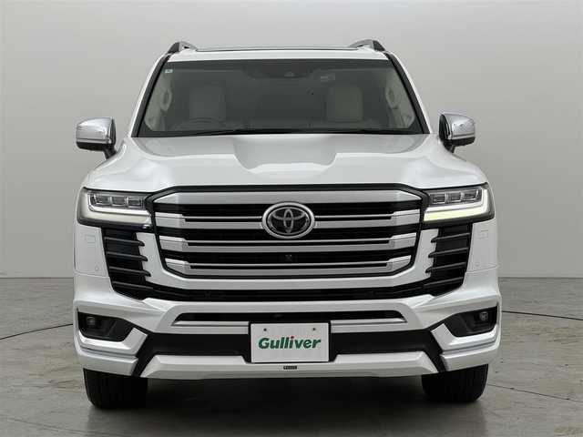 トヨタ ランドクルーザー ZX 福岡県 2023(令5)年 2.2万km プレシャスホワイトパール トヨタメーカー純正12.3インチナビ/【AM/FM/CD/DVD/BT/USB/SD/フルセグ/HDMI】/Apple CarPlay/AndroidAuto/パワーバックドア/パノラミックビューモニター（全方位カメラ）/電動サンルーフ/ビルトインETC2.0/前後ドライブレコーダー【TZ-D215W】/純正11型左右独立リアエンターテインメントシステム/トヨタセーフティセンス/・レーダークルーズコントロール/・プリクラッシュセーフティ/・ロードサインアシスト/・アダプティブハイビームシステム/・ブラインドスポットモニター/・パーキングサポートブレーキ/・リヤクロストラフィックアラート/マルチテレインモニター/おむかえ照明機能付LEDクリアランスランプ/木目調/革巻きコンビステアリング/ステアリングヒーター/ベージュ本革シート/前席パワーシート/前席/2列目ベンチレーション付快適温熱シート/3列目電動格納シート/モデリスタエアロ(F/R/フェンダー)/純正20インチアルミホイール/JBLサウンドシステム/AC100V電源/HUD/クールボックス/電動リヤデフロック/シーケンシャルウィンカー/盗難防止システム/純正トノカバー