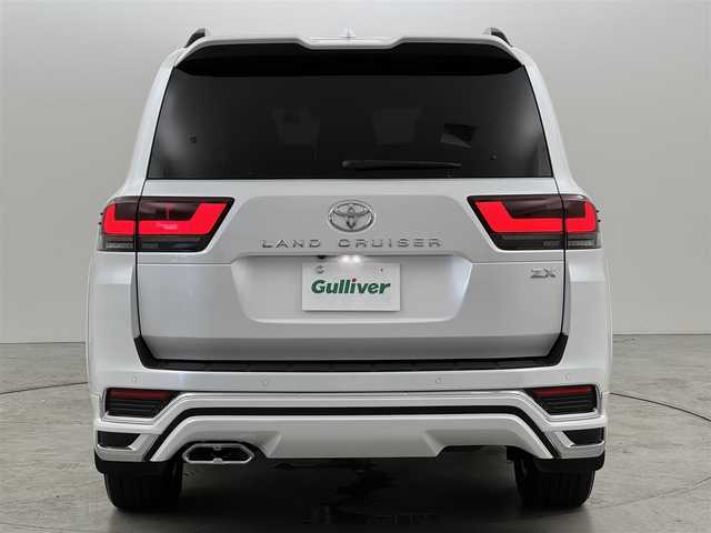 トヨタ ランドクルーザー ZX 福岡県 2023(令5)年 2.2万km プレシャスホワイトパール トヨタメーカー純正12.3インチナビ/【AM/FM/CD/DVD/BT/USB/SD/フルセグ/HDMI】/Apple CarPlay/AndroidAuto/パワーバックドア/パノラミックビューモニター（全方位カメラ）/電動サンルーフ/ビルトインETC2.0/前後ドライブレコーダー【TZ-D215W】/純正11型左右独立リアエンターテインメントシステム/トヨタセーフティセンス/・レーダークルーズコントロール/・プリクラッシュセーフティ/・ロードサインアシスト/・アダプティブハイビームシステム/・ブラインドスポットモニター/・パーキングサポートブレーキ/・リヤクロストラフィックアラート/マルチテレインモニター/おむかえ照明機能付LEDクリアランスランプ/木目調/革巻きコンビステアリング/ステアリングヒーター/ベージュ本革シート/前席パワーシート/前席/2列目ベンチレーション付快適温熱シート/3列目電動格納シート/モデリスタエアロ(F/R/フェンダー)/純正20インチアルミホイール/JBLサウンドシステム/AC100V電源/HUD/クールボックス/電動リヤデフロック/シーケンシャルウィンカー/盗難防止システム/純正トノカバー