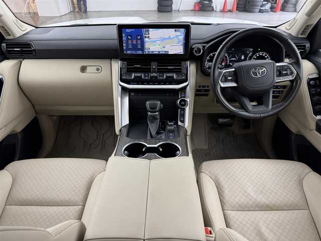 トヨタ ランドクルーザー ZX 福岡県 2023(令5)年 2.2万km プレシャスホワイトパール トヨタメーカー純正12.3インチナビ/【AM/FM/CD/DVD/BT/USB/SD/フルセグ/HDMI】/Apple CarPlay/AndroidAuto/パワーバックドア/パノラミックビューモニター（全方位カメラ）/電動サンルーフ/ビルトインETC2.0/前後ドライブレコーダー【TZ-D215W】/純正11型左右独立リアエンターテインメントシステム/トヨタセーフティセンス/・レーダークルーズコントロール/・プリクラッシュセーフティ/・ロードサインアシスト/・アダプティブハイビームシステム/・ブラインドスポットモニター/・パーキングサポートブレーキ/・リヤクロストラフィックアラート/マルチテレインモニター/おむかえ照明機能付LEDクリアランスランプ/木目調/革巻きコンビステアリング/ステアリングヒーター/ベージュ本革シート/前席パワーシート/前席/2列目ベンチレーション付快適温熱シート/3列目電動格納シート/モデリスタエアロ(F/R/フェンダー)/純正20インチアルミホイール/JBLサウンドシステム/AC100V電源/HUD/クールボックス/電動リヤデフロック/シーケンシャルウィンカー/盗難防止システム/純正トノカバー