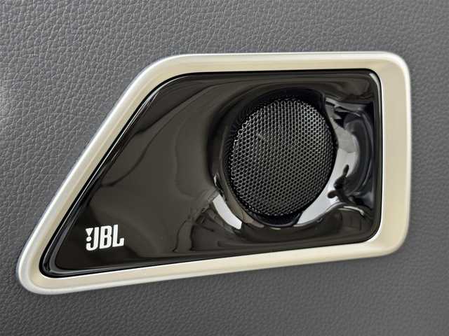 トヨタ ランドクルーザー ZX 福岡県 2023(令5)年 2.2万km プレシャスホワイトパール トヨタメーカー純正12.3インチナビ/【AM/FM/CD/DVD/BT/USB/SD/フルセグ/HDMI】/Apple CarPlay/AndroidAuto/パワーバックドア/パノラミックビューモニター（全方位カメラ）/電動サンルーフ/ビルトインETC2.0/前後ドライブレコーダー【TZ-D215W】/純正11型左右独立リアエンターテインメントシステム/トヨタセーフティセンス/・レーダークルーズコントロール/・プリクラッシュセーフティ/・ロードサインアシスト/・アダプティブハイビームシステム/・ブラインドスポットモニター/・パーキングサポートブレーキ/・リヤクロストラフィックアラート/マルチテレインモニター/おむかえ照明機能付LEDクリアランスランプ/木目調/革巻きコンビステアリング/ステアリングヒーター/ベージュ本革シート/前席パワーシート/前席/2列目ベンチレーション付快適温熱シート/3列目電動格納シート/モデリスタエアロ(F/R/フェンダー)/純正20インチアルミホイール/JBLサウンドシステム/AC100V電源/HUD/クールボックス/電動リヤデフロック/シーケンシャルウィンカー/盗難防止システム/純正トノカバー