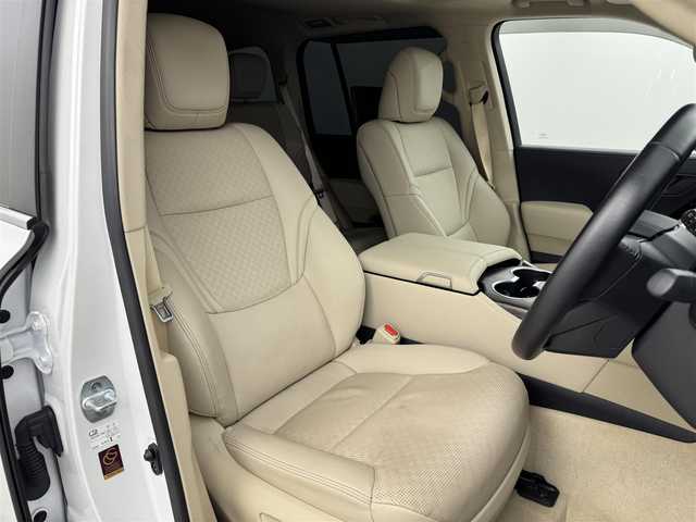 トヨタ ランドクルーザー ZX 福岡県 2023(令5)年 2.2万km プレシャスホワイトパール トヨタメーカー純正12.3インチナビ/【AM/FM/CD/DVD/BT/USB/SD/フルセグ/HDMI】/Apple CarPlay/AndroidAuto/パワーバックドア/パノラミックビューモニター（全方位カメラ）/電動サンルーフ/ビルトインETC2.0/前後ドライブレコーダー【TZ-D215W】/純正11型左右独立リアエンターテインメントシステム/トヨタセーフティセンス/・レーダークルーズコントロール/・プリクラッシュセーフティ/・ロードサインアシスト/・アダプティブハイビームシステム/・ブラインドスポットモニター/・パーキングサポートブレーキ/・リヤクロストラフィックアラート/マルチテレインモニター/おむかえ照明機能付LEDクリアランスランプ/木目調/革巻きコンビステアリング/ステアリングヒーター/ベージュ本革シート/前席パワーシート/前席/2列目ベンチレーション付快適温熱シート/3列目電動格納シート/モデリスタエアロ(F/R/フェンダー)/純正20インチアルミホイール/JBLサウンドシステム/AC100V電源/HUD/クールボックス/電動リヤデフロック/シーケンシャルウィンカー/盗難防止システム/純正トノカバー
