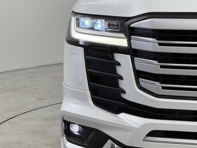 トヨタ ランドクルーザー ZX 福岡県 2023(令5)年 2.2万km プレシャスホワイトパール トヨタメーカー純正12.3インチナビ/【AM/FM/CD/DVD/BT/USB/SD/フルセグ/HDMI】/Apple CarPlay/AndroidAuto/パワーバックドア/パノラミックビューモニター（全方位カメラ）/電動サンルーフ/ビルトインETC2.0/前後ドライブレコーダー【TZ-D215W】/純正11型左右独立リアエンターテインメントシステム/トヨタセーフティセンス/・レーダークルーズコントロール/・プリクラッシュセーフティ/・ロードサインアシスト/・アダプティブハイビームシステム/・ブラインドスポットモニター/・パーキングサポートブレーキ/・リヤクロストラフィックアラート/マルチテレインモニター/おむかえ照明機能付LEDクリアランスランプ/木目調/革巻きコンビステアリング/ステアリングヒーター/ベージュ本革シート/前席パワーシート/前席/2列目ベンチレーション付快適温熱シート/3列目電動格納シート/モデリスタエアロ(F/R/フェンダー)/純正20インチアルミホイール/JBLサウンドシステム/AC100V電源/HUD/クールボックス/電動リヤデフロック/シーケンシャルウィンカー/盗難防止システム/純正トノカバー