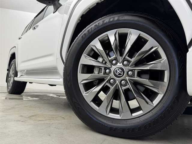 トヨタ ランドクルーザー ZX 福岡県 2023(令5)年 2.2万km プレシャスホワイトパール トヨタメーカー純正12.3インチナビ/【AM/FM/CD/DVD/BT/USB/SD/フルセグ/HDMI】/Apple CarPlay/AndroidAuto/パワーバックドア/パノラミックビューモニター（全方位カメラ）/電動サンルーフ/ビルトインETC2.0/前後ドライブレコーダー【TZ-D215W】/純正11型左右独立リアエンターテインメントシステム/トヨタセーフティセンス/・レーダークルーズコントロール/・プリクラッシュセーフティ/・ロードサインアシスト/・アダプティブハイビームシステム/・ブラインドスポットモニター/・パーキングサポートブレーキ/・リヤクロストラフィックアラート/マルチテレインモニター/おむかえ照明機能付LEDクリアランスランプ/木目調/革巻きコンビステアリング/ステアリングヒーター/ベージュ本革シート/前席パワーシート/前席/2列目ベンチレーション付快適温熱シート/3列目電動格納シート/モデリスタエアロ(F/R/フェンダー)/純正20インチアルミホイール/JBLサウンドシステム/AC100V電源/HUD/クールボックス/電動リヤデフロック/シーケンシャルウィンカー/盗難防止システム/純正トノカバー