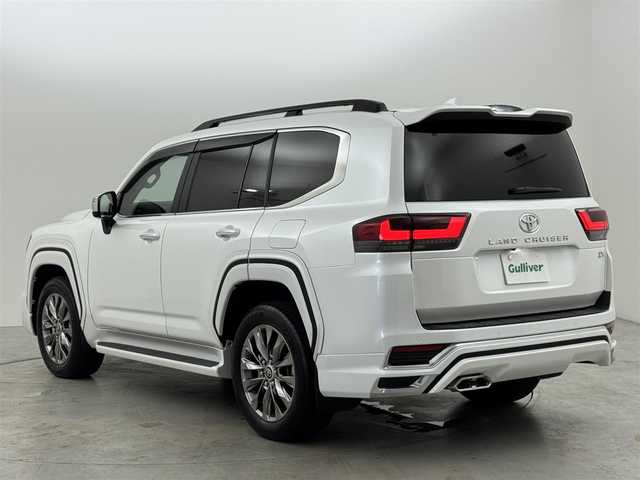 トヨタ ランドクルーザー ZX 福岡県 2023(令5)年 2.2万km プレシャスホワイトパール トヨタメーカー純正12.3インチナビ/【AM/FM/CD/DVD/BT/USB/SD/フルセグ/HDMI】/Apple CarPlay/AndroidAuto/パワーバックドア/パノラミックビューモニター（全方位カメラ）/電動サンルーフ/ビルトインETC2.0/前後ドライブレコーダー【TZ-D215W】/純正11型左右独立リアエンターテインメントシステム/トヨタセーフティセンス/・レーダークルーズコントロール/・プリクラッシュセーフティ/・ロードサインアシスト/・アダプティブハイビームシステム/・ブラインドスポットモニター/・パーキングサポートブレーキ/・リヤクロストラフィックアラート/マルチテレインモニター/おむかえ照明機能付LEDクリアランスランプ/木目調/革巻きコンビステアリング/ステアリングヒーター/ベージュ本革シート/前席パワーシート/前席/2列目ベンチレーション付快適温熱シート/3列目電動格納シート/モデリスタエアロ(F/R/フェンダー)/純正20インチアルミホイール/JBLサウンドシステム/AC100V電源/HUD/クールボックス/電動リヤデフロック/シーケンシャルウィンカー/盗難防止システム/純正トノカバー