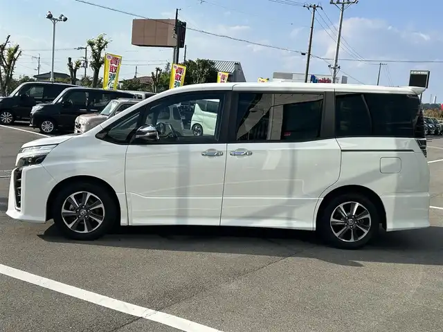 トヨタ ヴォクシー ZS 煌Ⅲ 愛媛県 2020(令2)年 4.8万km ホワイトパールクリスタルシャイン 純正メモリナビ（Bluetooth/バックカメラ/フルセグテレビ/HDMI/WiFi）/ビルトインETC/前後ドライブレコーダー/前後コーナーセンサー/両側パワースライドドア/クルーズコントロール/USB入力端子/純正16インチAW/純正フロアマット/衝突被害軽減システム/レーンキープアシスト/横滑り防止装置/盗難防止装置/カーテンエアバック/LEDヘッドライト/フォグランプ