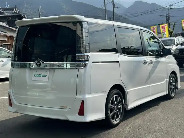 トヨタ ヴォクシー ZS 煌Ⅲ 愛媛県 2020(令2)年 4.8万km ホワイトパールクリスタルシャイン 純正メモリナビ（Bluetooth/バックカメラ/フルセグテレビ/HDMI/WiFi）/ビルトインETC/前後ドライブレコーダー/前後コーナーセンサー/両側パワースライドドア/クルーズコントロール/USB入力端子/純正16インチAW/純正フロアマット/衝突被害軽減システム/レーンキープアシスト/横滑り防止装置/盗難防止装置/カーテンエアバック/LEDヘッドライト/フォグランプ