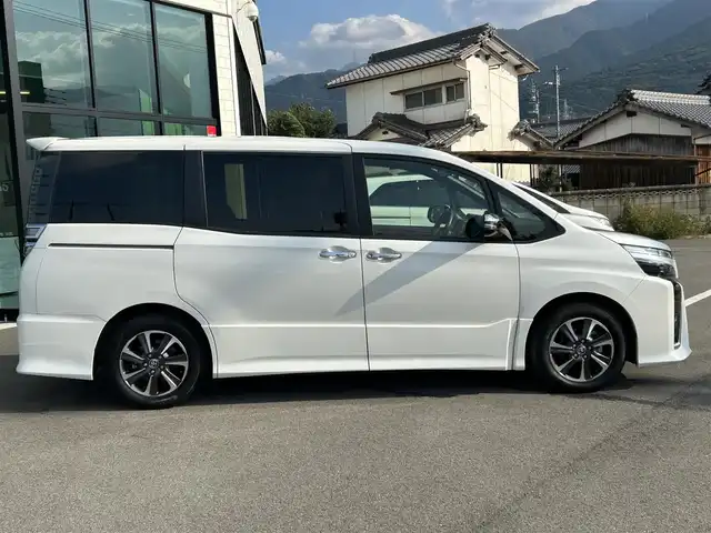 トヨタ ヴォクシー ZS 煌Ⅲ 愛媛県 2020(令2)年 4.8万km ホワイトパールクリスタルシャイン 純正メモリナビ（Bluetooth/バックカメラ/フルセグテレビ/HDMI/WiFi）/ビルトインETC/前後ドライブレコーダー/前後コーナーセンサー/両側パワースライドドア/クルーズコントロール/USB入力端子/純正16インチAW/純正フロアマット/衝突被害軽減システム/レーンキープアシスト/横滑り防止装置/盗難防止装置/カーテンエアバック/LEDヘッドライト/フォグランプ