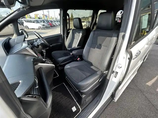 トヨタ ヴォクシー ZS 煌Ⅲ 愛媛県 2020(令2)年 4.8万km ホワイトパールクリスタルシャイン 純正メモリナビ（Bluetooth/バックカメラ/フルセグテレビ/HDMI/WiFi）/ビルトインETC/前後ドライブレコーダー/前後コーナーセンサー/両側パワースライドドア/クルーズコントロール/USB入力端子/純正16インチAW/純正フロアマット/衝突被害軽減システム/レーンキープアシスト/横滑り防止装置/盗難防止装置/カーテンエアバック/LEDヘッドライト/フォグランプ