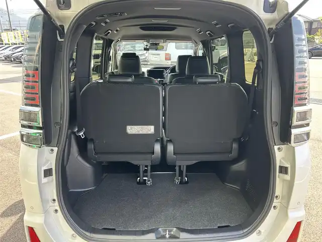 トヨタ ヴォクシー ZS 煌Ⅲ 愛媛県 2020(令2)年 4.8万km ホワイトパールクリスタルシャイン 純正メモリナビ（Bluetooth/バックカメラ/フルセグテレビ/HDMI/WiFi）/ビルトインETC/前後ドライブレコーダー/前後コーナーセンサー/両側パワースライドドア/クルーズコントロール/USB入力端子/純正16インチAW/純正フロアマット/衝突被害軽減システム/レーンキープアシスト/横滑り防止装置/盗難防止装置/カーテンエアバック/LEDヘッドライト/フォグランプ