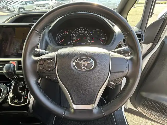 トヨタ ヴォクシー ZS 煌Ⅲ 愛媛県 2020(令2)年 4.8万km ホワイトパールクリスタルシャイン 純正メモリナビ（Bluetooth/バックカメラ/フルセグテレビ/HDMI/WiFi）/ビルトインETC/前後ドライブレコーダー/前後コーナーセンサー/両側パワースライドドア/クルーズコントロール/USB入力端子/純正16インチAW/純正フロアマット/衝突被害軽減システム/レーンキープアシスト/横滑り防止装置/盗難防止装置/カーテンエアバック/LEDヘッドライト/フォグランプ