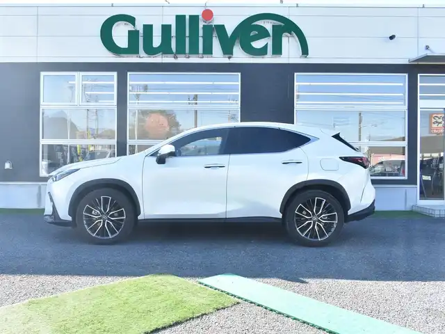レクサス ＮＸ 350h 神奈川県 2024(令6)年 0.1万km ソニッククォーツ ワンオーナー/カラーヘッドアップディスプレイ/14インチディスプレイオーディオ/：フルセグTV/：Bluetoothオーディオ/：全方位モニター/セーフティシステムプラス（予防安全パッケージ）/：ブラインドスポットモニター/：パーキングブレーキサポート/ドライブモードセレクト（Eco/normal/sport)/ハンズフリーパワーバックドア/バックガイドモニター/：サイドモニター/純正フロアマット/純正20インチアルミホイール（オプション）/AC100V 100Wコンセント/パワーシート/：シートヒーター/：エアシート/ビルトインETC2.0/純正LEDヘッドライト/：オートヘッドライト/ーーーーーーーーーーーーーーーーーーーーーーーーー/保証書/取扱説明書/スペアスマートキー×1本/スペアカードキー×1枚