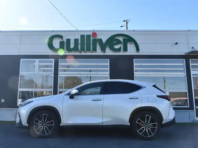 レクサス ＮＸ 350h 神奈川県 2024(令6)年 0.1万km ソニッククォーツ ワンオーナー/カラーヘッドアップディスプレイ/14インチディスプレイオーディオ/：フルセグTV/：Bluetoothオーディオ/：全方位モニター/セーフティシステムプラス（予防安全パッケージ）/：ブラインドスポットモニター/：パーキングブレーキサポート/ドライブモードセレクト（Eco/normal/sport)/ハンズフリーパワーバックドア/バックガイドモニター/：サイドモニター/純正フロアマット/純正20インチアルミホイール（オプション）/AC100V 100Wコンセント/パワーシート/：シートヒーター/：エアシート/ビルトインETC2.0/純正LEDヘッドライト/：オートヘッドライト/ーーーーーーーーーーーーーーーーーーーーーーーーー/保証書/取扱説明書/スペアスマートキー×1本/スペアカードキー×1枚