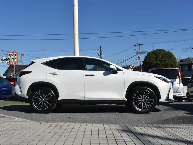 レクサス ＮＸ 350h 神奈川県 2024(令6)年 0.1万km ソニッククォーツ ワンオーナー/カラーヘッドアップディスプレイ/14インチディスプレイオーディオ/：フルセグTV/：Bluetoothオーディオ/：全方位モニター/セーフティシステムプラス（予防安全パッケージ）/：ブラインドスポットモニター/：パーキングブレーキサポート/ドライブモードセレクト（Eco/normal/sport)/ハンズフリーパワーバックドア/バックガイドモニター/：サイドモニター/純正フロアマット/純正20インチアルミホイール（オプション）/AC100V 100Wコンセント/パワーシート/：シートヒーター/：エアシート/ビルトインETC2.0/純正LEDヘッドライト/：オートヘッドライト/ーーーーーーーーーーーーーーーーーーーーーーーーー/保証書/取扱説明書/スペアスマートキー×1本/スペアカードキー×1枚