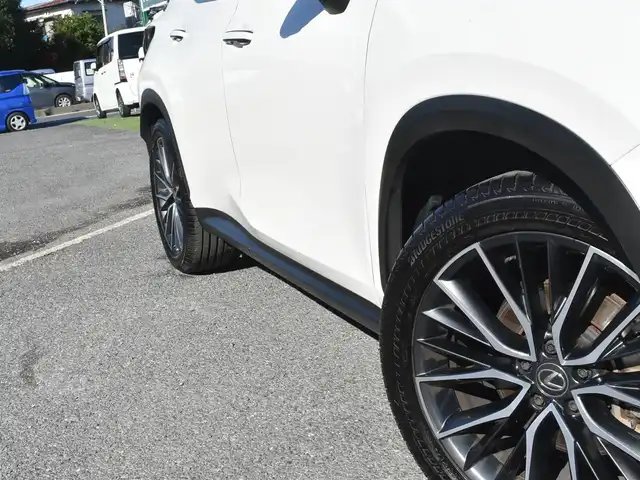 レクサス ＮＸ 350h 神奈川県 2024(令6)年 0.1万km ソニッククォーツ ワンオーナー/カラーヘッドアップディスプレイ/14インチディスプレイオーディオ/：フルセグTV/：Bluetoothオーディオ/：全方位モニター/セーフティシステムプラス（予防安全パッケージ）/：ブラインドスポットモニター/：パーキングブレーキサポート/ドライブモードセレクト（Eco/normal/sport)/ハンズフリーパワーバックドア/バックガイドモニター/：サイドモニター/純正フロアマット/純正20インチアルミホイール（オプション）/AC100V 100Wコンセント/パワーシート/：シートヒーター/：エアシート/ビルトインETC2.0/純正LEDヘッドライト/：オートヘッドライト/ーーーーーーーーーーーーーーーーーーーーーーーーー/保証書/取扱説明書/スペアスマートキー×1本/スペアカードキー×1枚