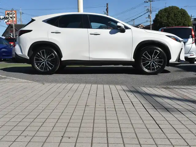 レクサス ＮＸ 350h 神奈川県 2024(令6)年 0.1万km ソニッククォーツ ワンオーナー/カラーヘッドアップディスプレイ/14インチディスプレイオーディオ/：フルセグTV/：Bluetoothオーディオ/：全方位モニター/セーフティシステムプラス（予防安全パッケージ）/：ブラインドスポットモニター/：パーキングブレーキサポート/ドライブモードセレクト（Eco/normal/sport)/ハンズフリーパワーバックドア/バックガイドモニター/：サイドモニター/純正フロアマット/純正20インチアルミホイール（オプション）/AC100V 100Wコンセント/パワーシート/：シートヒーター/：エアシート/ビルトインETC2.0/純正LEDヘッドライト/：オートヘッドライト/ーーーーーーーーーーーーーーーーーーーーーーーーー/保証書/取扱説明書/スペアスマートキー×1本/スペアカードキー×1枚