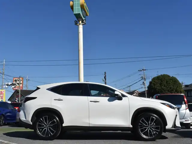 レクサス ＮＸ 350h 神奈川県 2024(令6)年 0.1万km ソニッククォーツ ワンオーナー/カラーヘッドアップディスプレイ/14インチディスプレイオーディオ/：フルセグTV/：Bluetoothオーディオ/：全方位モニター/セーフティシステムプラス（予防安全パッケージ）/：ブラインドスポットモニター/：パーキングブレーキサポート/ドライブモードセレクト（Eco/normal/sport)/ハンズフリーパワーバックドア/バックガイドモニター/：サイドモニター/純正フロアマット/純正20インチアルミホイール（オプション）/AC100V 100Wコンセント/パワーシート/：シートヒーター/：エアシート/ビルトインETC2.0/純正LEDヘッドライト/：オートヘッドライト/ーーーーーーーーーーーーーーーーーーーーーーーーー/保証書/取扱説明書/スペアスマートキー×1本/スペアカードキー×1枚