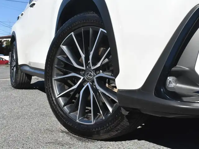 レクサス ＮＸ 350h 神奈川県 2024(令6)年 0.1万km ソニッククォーツ ワンオーナー/カラーヘッドアップディスプレイ/14インチディスプレイオーディオ/：フルセグTV/：Bluetoothオーディオ/：全方位モニター/セーフティシステムプラス（予防安全パッケージ）/：ブラインドスポットモニター/：パーキングブレーキサポート/ドライブモードセレクト（Eco/normal/sport)/ハンズフリーパワーバックドア/バックガイドモニター/：サイドモニター/純正フロアマット/純正20インチアルミホイール（オプション）/AC100V 100Wコンセント/パワーシート/：シートヒーター/：エアシート/ビルトインETC2.0/純正LEDヘッドライト/：オートヘッドライト/ーーーーーーーーーーーーーーーーーーーーーーーーー/保証書/取扱説明書/スペアスマートキー×1本/スペアカードキー×1枚