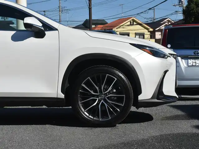 レクサス ＮＸ 350h 神奈川県 2024(令6)年 0.1万km ソニッククォーツ ワンオーナー/カラーヘッドアップディスプレイ/14インチディスプレイオーディオ/：フルセグTV/：Bluetoothオーディオ/：全方位モニター/セーフティシステムプラス（予防安全パッケージ）/：ブラインドスポットモニター/：パーキングブレーキサポート/ドライブモードセレクト（Eco/normal/sport)/ハンズフリーパワーバックドア/バックガイドモニター/：サイドモニター/純正フロアマット/純正20インチアルミホイール（オプション）/AC100V 100Wコンセント/パワーシート/：シートヒーター/：エアシート/ビルトインETC2.0/純正LEDヘッドライト/：オートヘッドライト/ーーーーーーーーーーーーーーーーーーーーーーーーー/保証書/取扱説明書/スペアスマートキー×1本/スペアカードキー×1枚