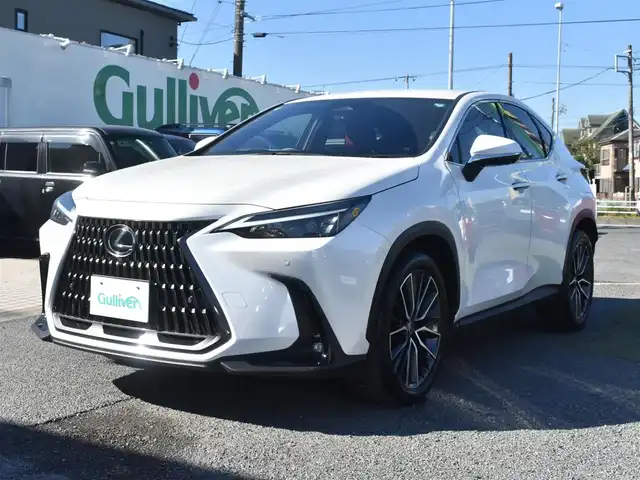 レクサス ＮＸ 350h 神奈川県 2024(令6)年 0.1万km ソニッククォーツ ワンオーナー/カラーヘッドアップディスプレイ/14インチディスプレイオーディオ/：フルセグTV/：Bluetoothオーディオ/：全方位モニター/セーフティシステムプラス（予防安全パッケージ）/：ブラインドスポットモニター/：パーキングブレーキサポート/ドライブモードセレクト（Eco/normal/sport)/ハンズフリーパワーバックドア/バックガイドモニター/：サイドモニター/純正フロアマット/純正20インチアルミホイール（オプション）/AC100V 100Wコンセント/パワーシート/：シートヒーター/：エアシート/ビルトインETC2.0/純正LEDヘッドライト/：オートヘッドライト/ーーーーーーーーーーーーーーーーーーーーーーーーー/保証書/取扱説明書/スペアスマートキー×1本/スペアカードキー×1枚
