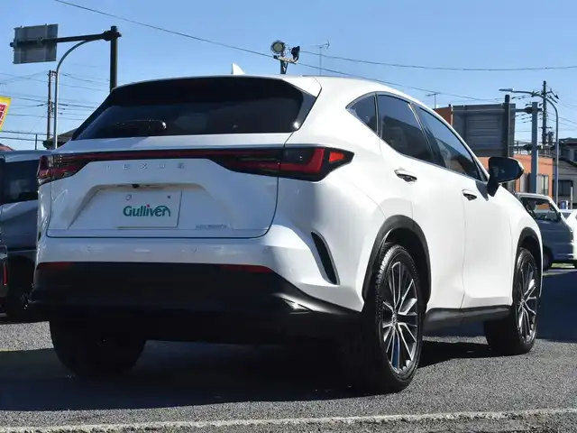 レクサス ＮＸ 350h 神奈川県 2024(令6)年 0.1万km ソニッククォーツ ワンオーナー/カラーヘッドアップディスプレイ/14インチディスプレイオーディオ/：フルセグTV/：Bluetoothオーディオ/：全方位モニター/セーフティシステムプラス（予防安全パッケージ）/：ブラインドスポットモニター/：パーキングブレーキサポート/ドライブモードセレクト（Eco/normal/sport)/ハンズフリーパワーバックドア/バックガイドモニター/：サイドモニター/純正フロアマット/純正20インチアルミホイール（オプション）/AC100V 100Wコンセント/パワーシート/：シートヒーター/：エアシート/ビルトインETC2.0/純正LEDヘッドライト/：オートヘッドライト/ーーーーーーーーーーーーーーーーーーーーーーーーー/保証書/取扱説明書/スペアスマートキー×1本/スペアカードキー×1枚